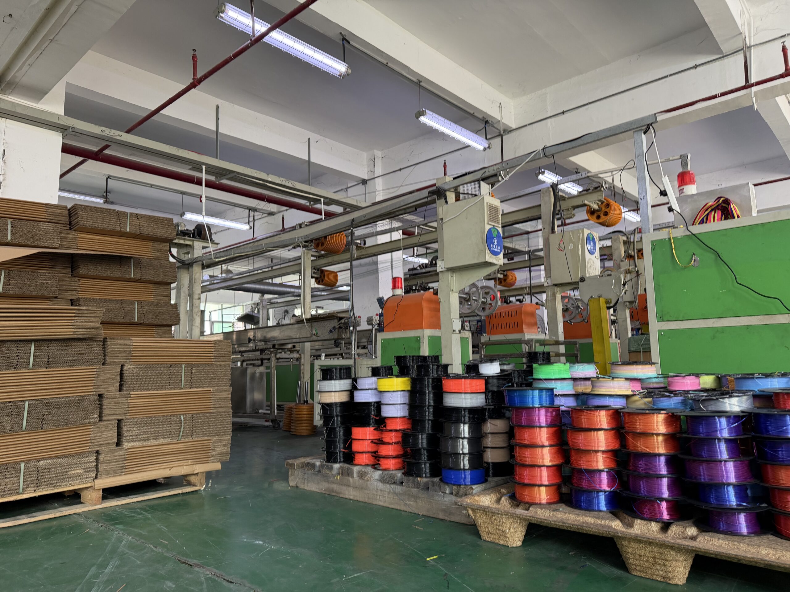 Multiple coloured filament spools and cartons