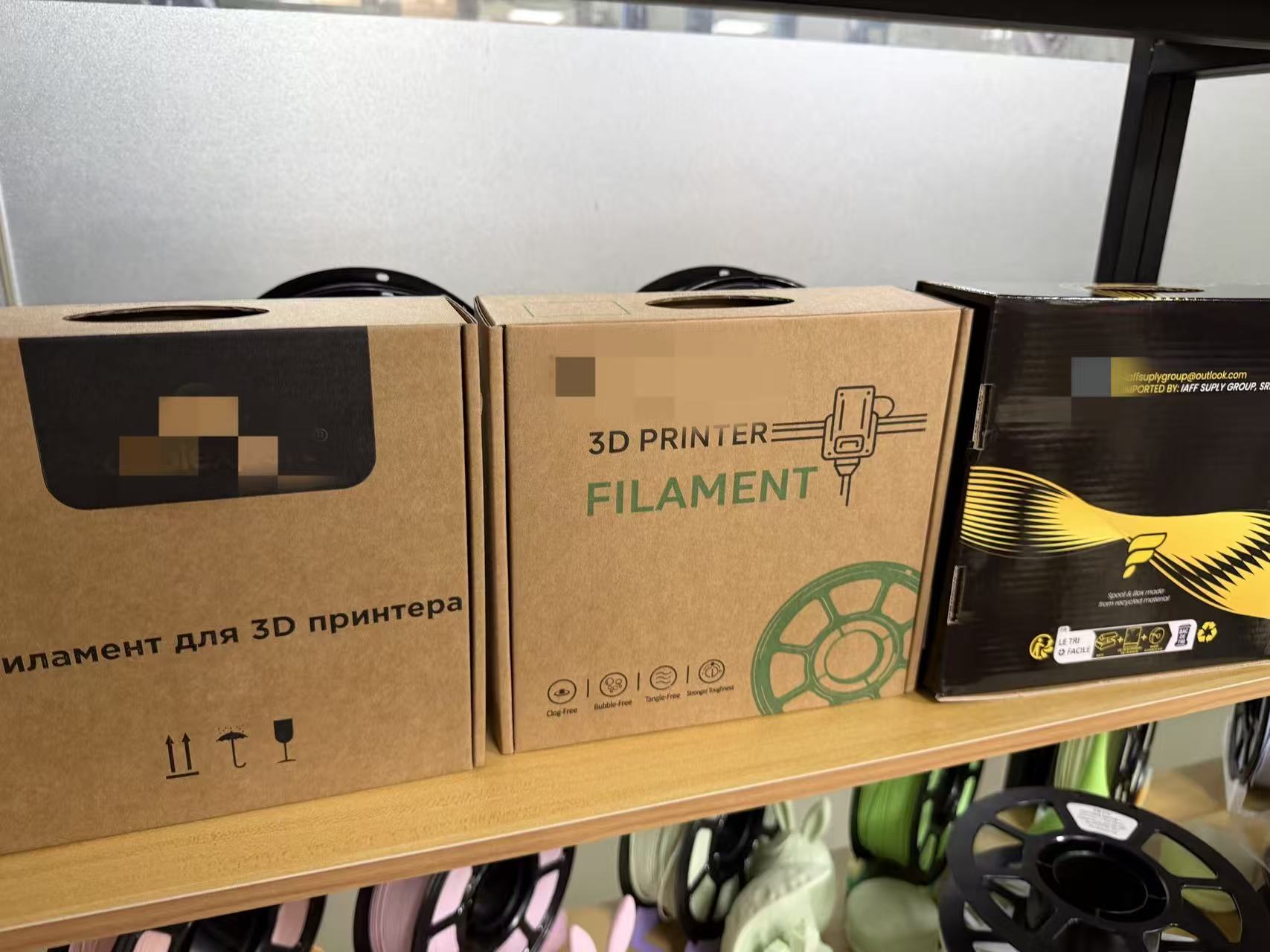 Printed retail carton showing a range of filament colours.